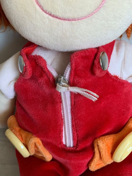 Boneco Rapariga que favorece a destreza manual da criança