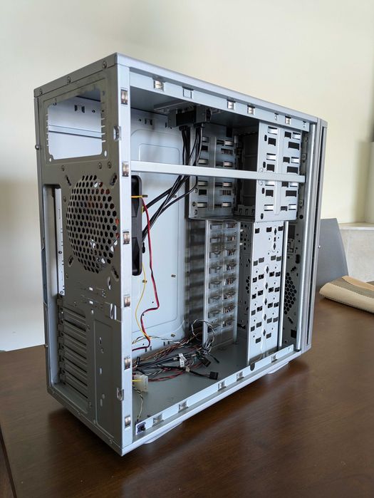 Caixa PC Thermaltake Soprano (Mid Tower) - Sem Fonte