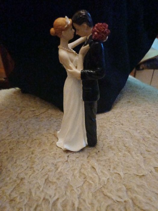 ,,Молодята" - фігурка, статуетка