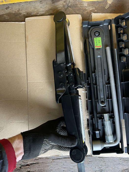 Домкрат мерседес спрінтер А910 комплект з ключами