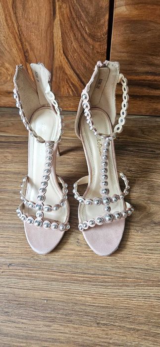 Buty na obcasie r. 36
