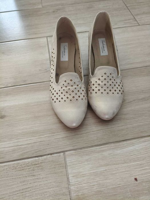 Buty na obcasie złote