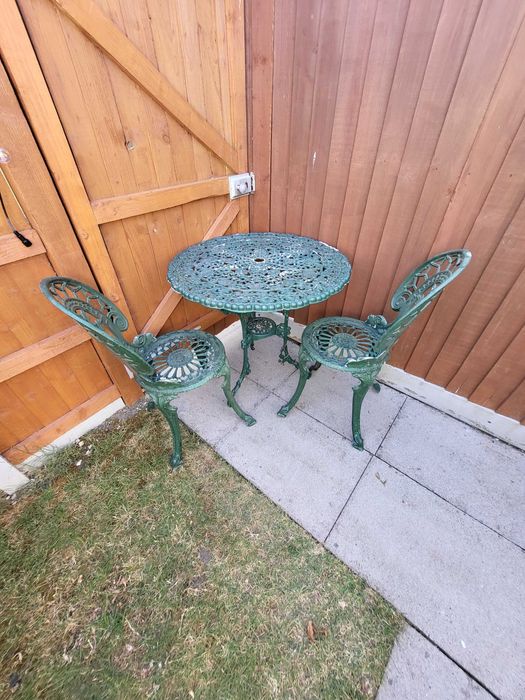 Zestaw całorocznych aluminiowych mebli ogrodowych. Stół +2 krzesła