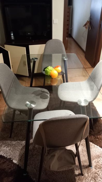 Mesa de jantar em vidro + 4 cadeiras