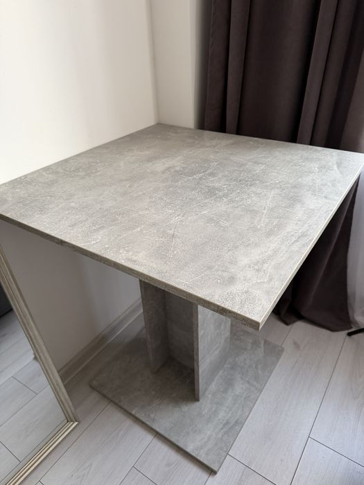 Гарний обідній стіл