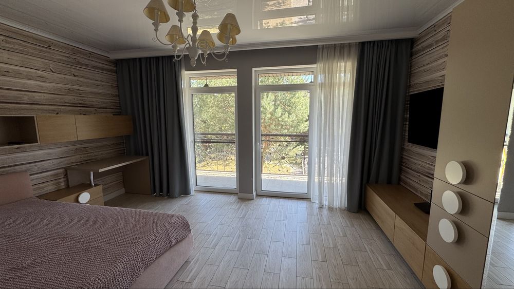 Оренда будинку під Києвом 227м² біля річки: басейн, сауна, генератор, сосновий ліс, закрита територія район Новосілки