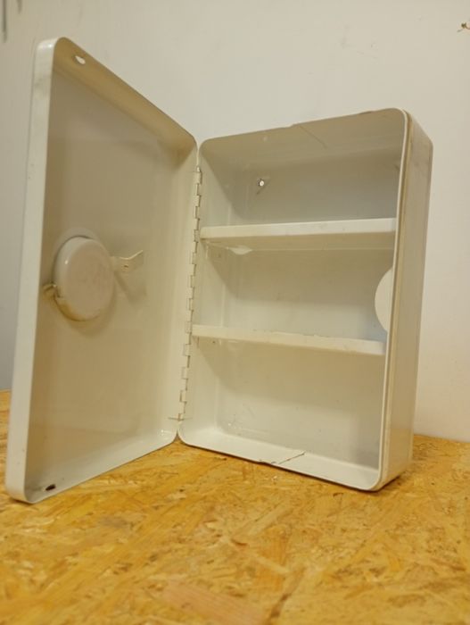 Apteczka ścienna metalowa BHP