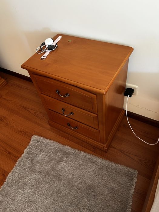 Quarto completo (cama solteiro, armario, mesa de cabeceira, comoda)
