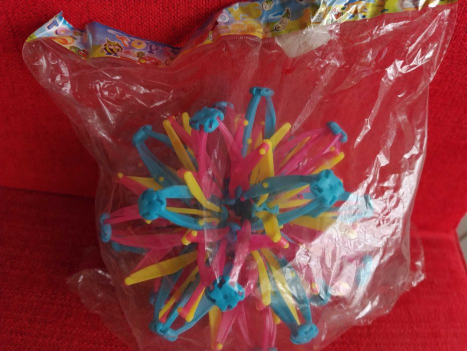 Bola Mágica em amarelo, rosa e azul turquesa