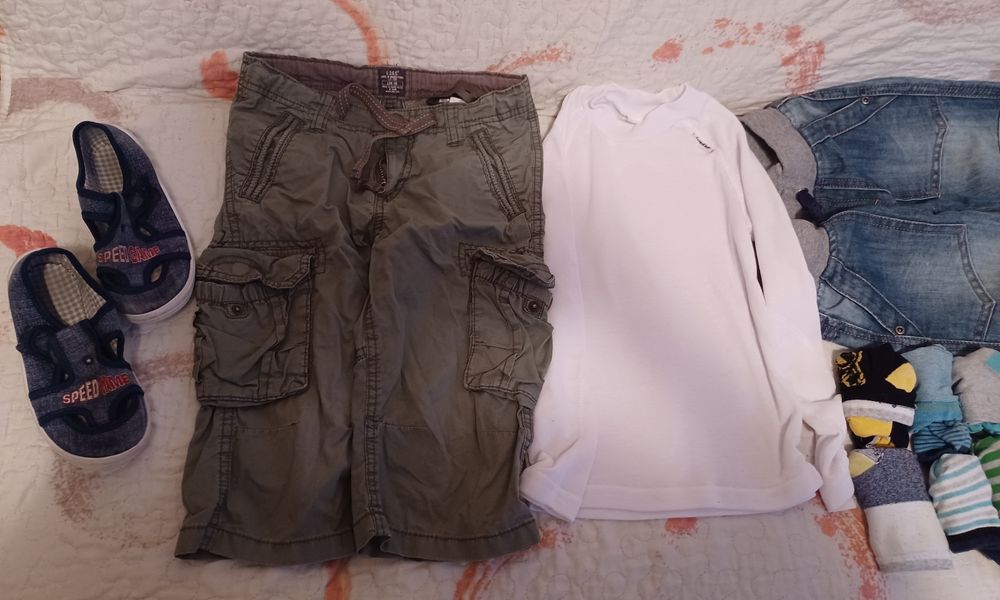 Zestaw chłopięcych ubrań 110/116 i buty 30
