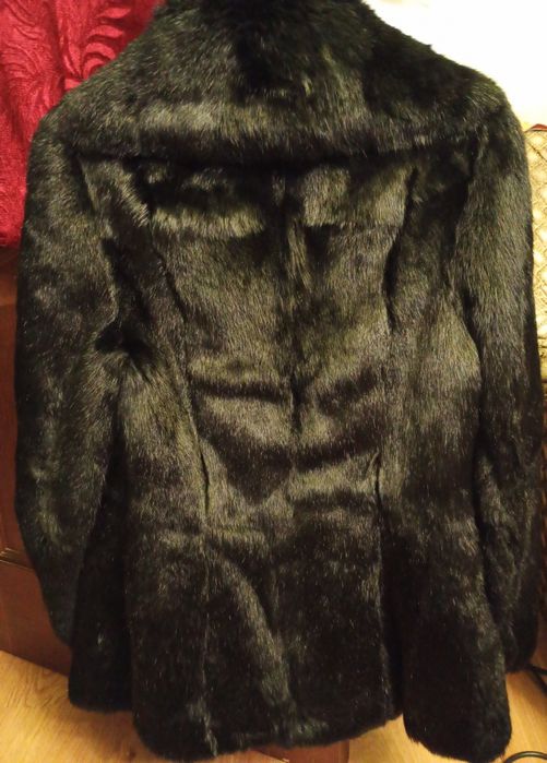 Шуба з натурального кролика чорного кольору в гарному стані