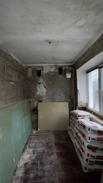 Продаю 3 к.кв в центре Чугуева (под Ваш уникальный ремонт)