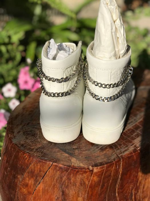 неймовірні GUESS ботинки