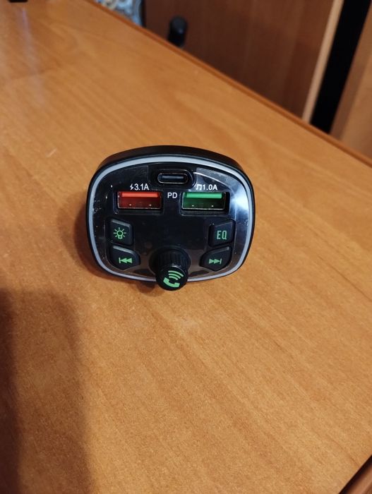 ФМ трансміттер і зарядка в авто