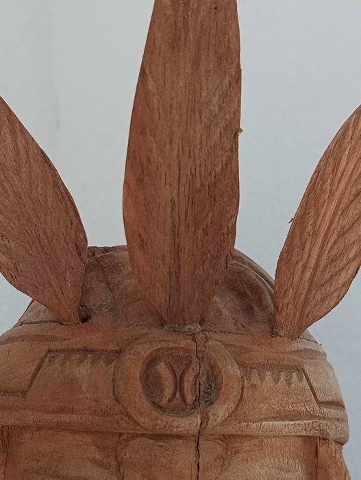 Busto de indígena esculpido em madeira