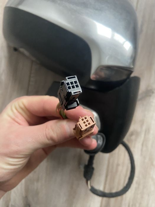 Продам бокоіе дзеркало Пежо 3008