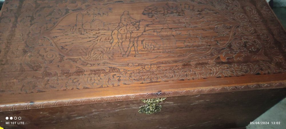 Arca de arrumações antiga em excelente estado de conservação