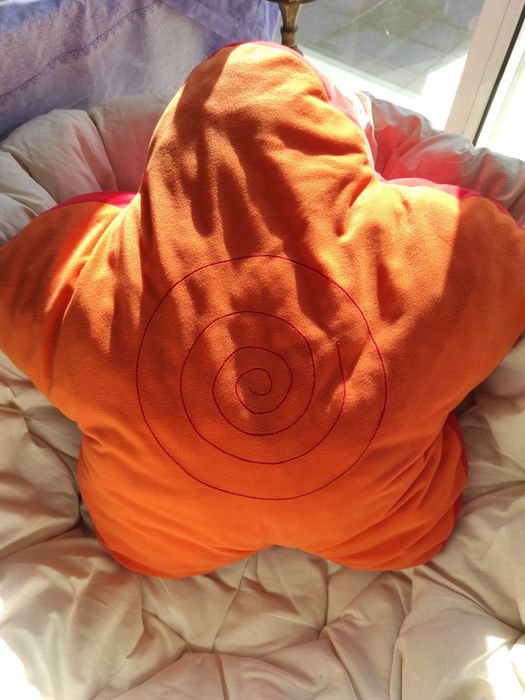 Colchas e almofada preto e vermelho