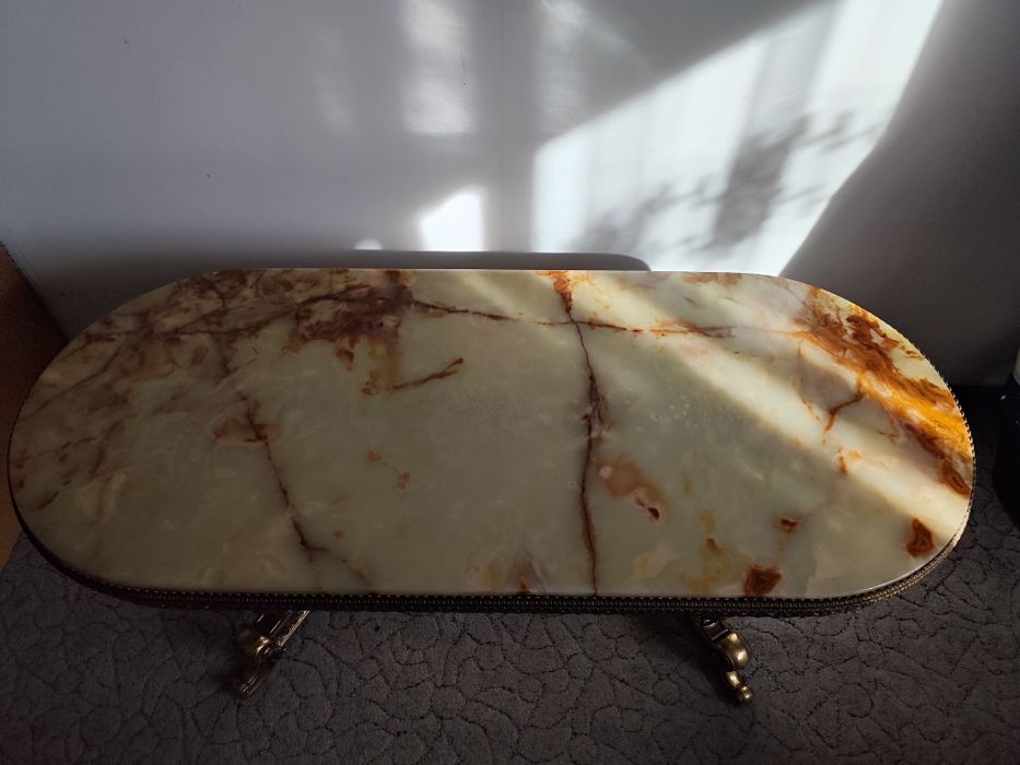 Masywny marmurowy stół