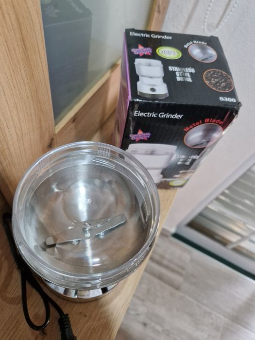 Moinho elétrico de aço inoxidável.  Novo