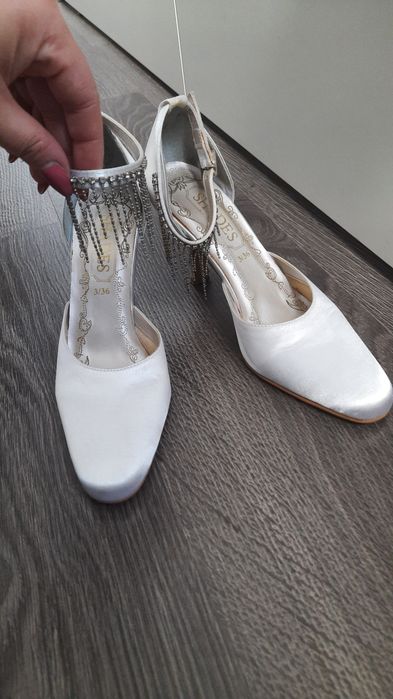 Nowe ślubne buty na obcasie satynowe 36