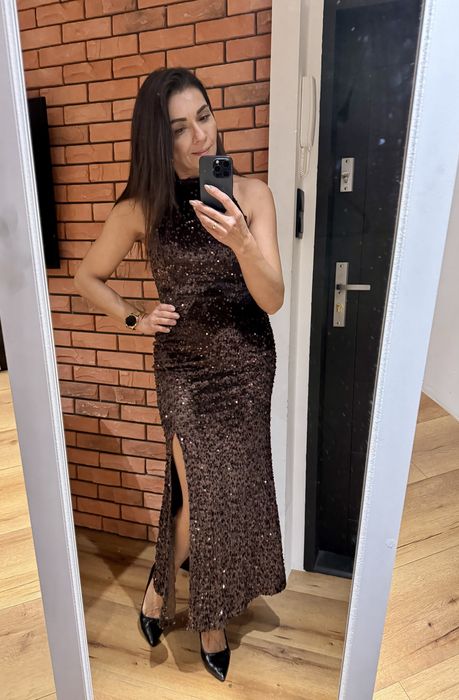 Elegancka cekinowa sukienkaz rozcieciem, rozmiar uni, kolor brązowy