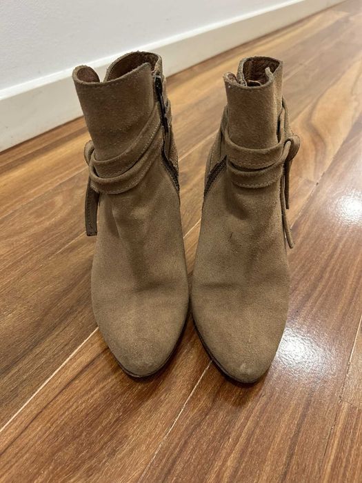 Botins de pele com laço e fecho lateral
