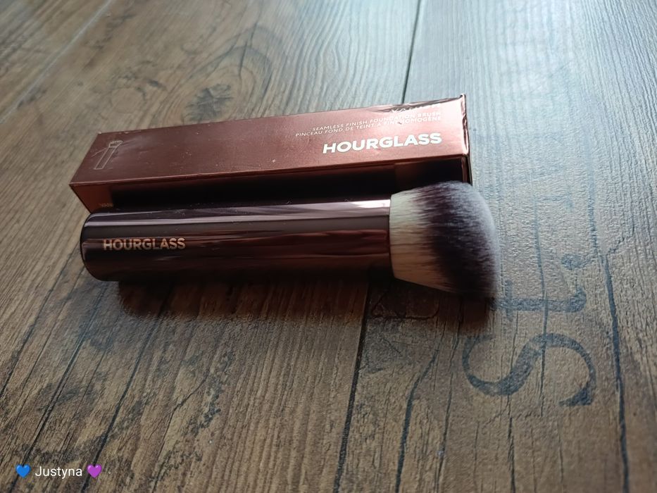 Nowy pędzel HOURGLASS Vanish Seamless Finish do podkładu