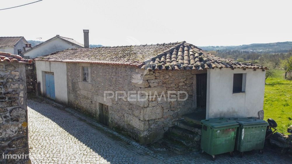 Houses in Rio de Moinhos with land to restore