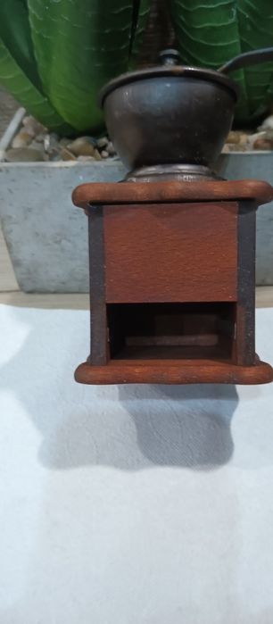 Stary drewniany młynek do kawy