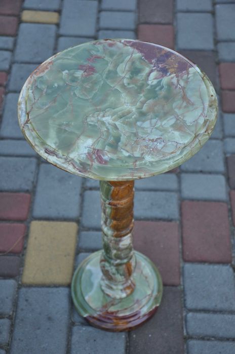 Кавовий столик із натурального оніксу діаметр 30 см, висота 60см.