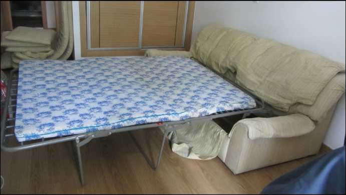 Sofá cama em tecido de 4 lugares.