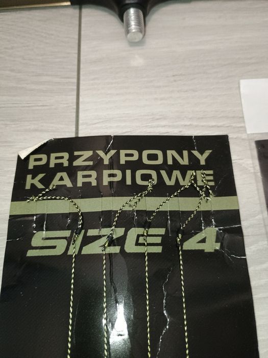 Zestaw wędkarskich akcesoriów : Przypony karpiowe,  żyłka, podpórka