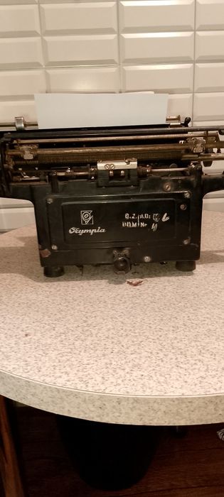 Stara maszyna do pisania bardzo dobrym stanie