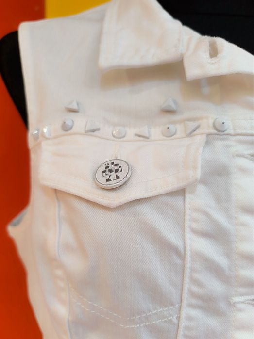 Piękna biała jeansowa kamizelka bezrękawnik nity Bershka