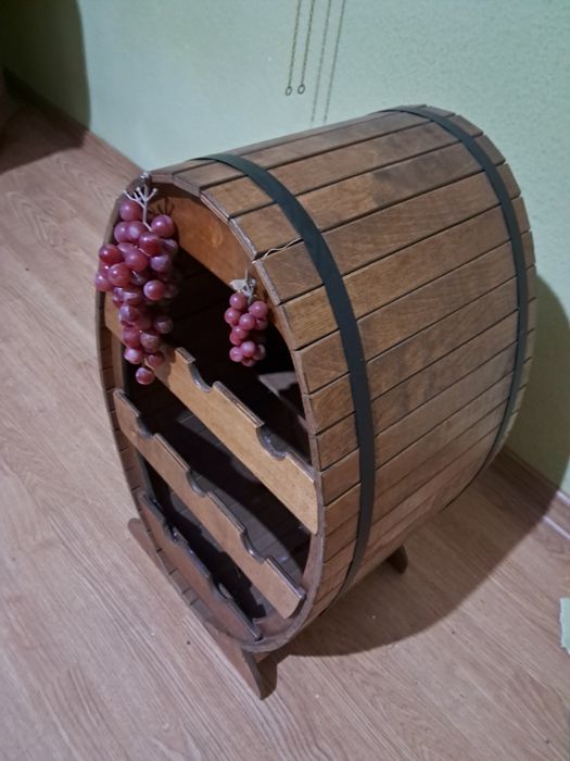 Stojak na wino na 8 butelek