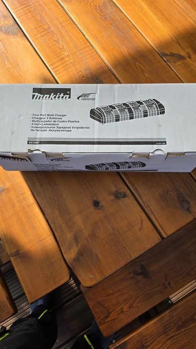 Makita Ładowarką DC18SF