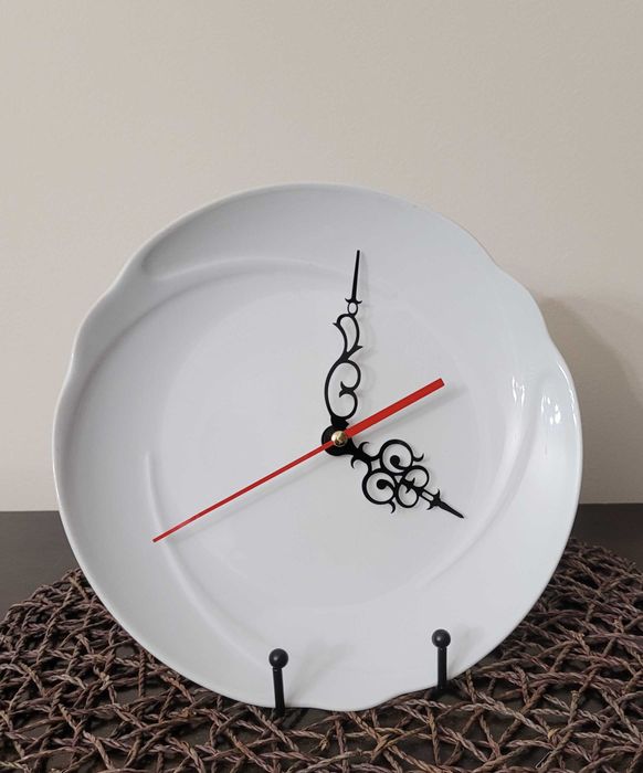 Zegar z talerza porcelanowego na stojaku metalowym