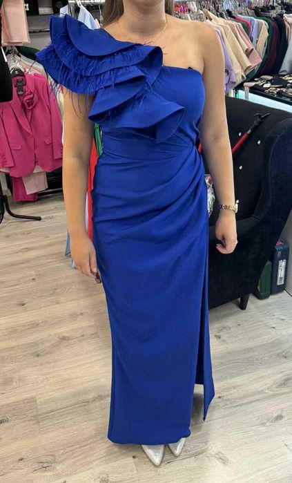 Chabrowa sukienka maxi na jedno ramię z piórami