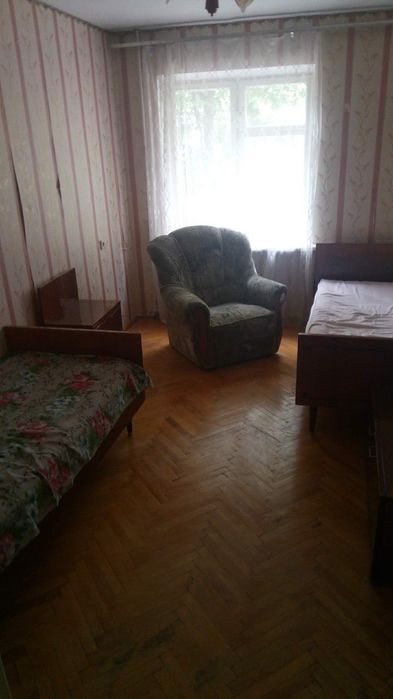 Подарую три односпальних ліжка з матрацами, самовивіз