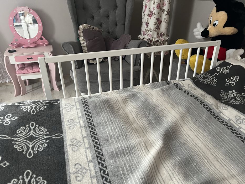 Barierka biała drewniana do łóżka