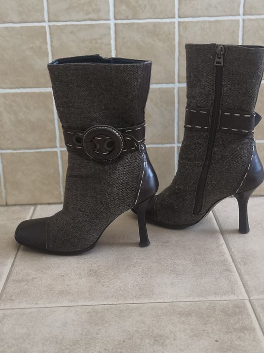 Botas em pele genuina e tecido