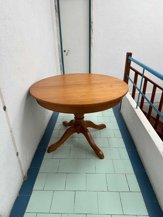 Mesa de madeira maciça para sala