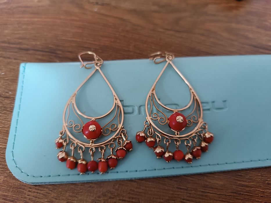 Złote kolczyki z koralem