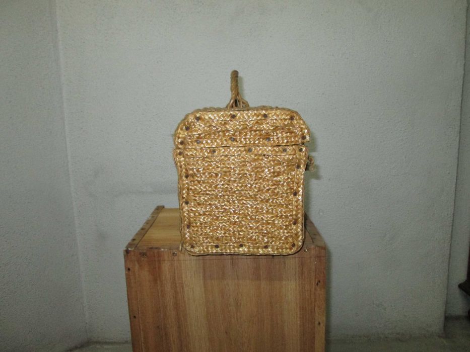 Pequena Cesta Fechada Antiga para Decoração