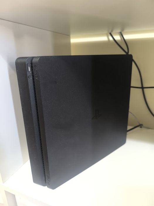 Versão PS4 Slim 500GB, 2 Comandos, 4 Jogos