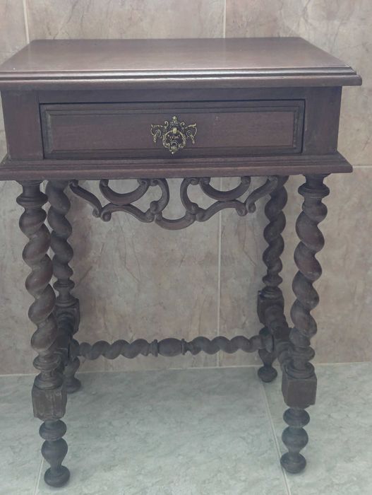 Conjunto de móveis de quarto em madeira maciça