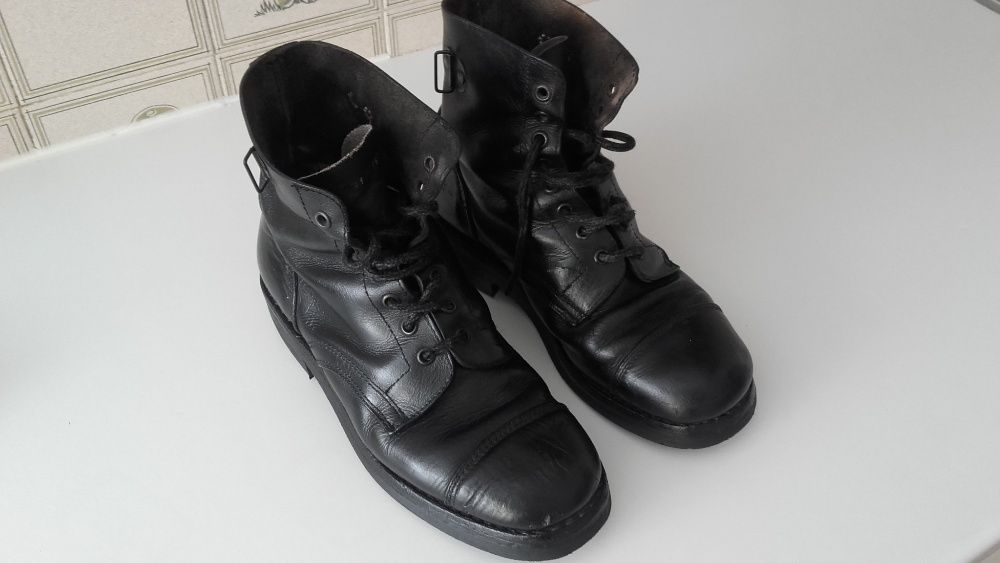 Botas da tropa em pele