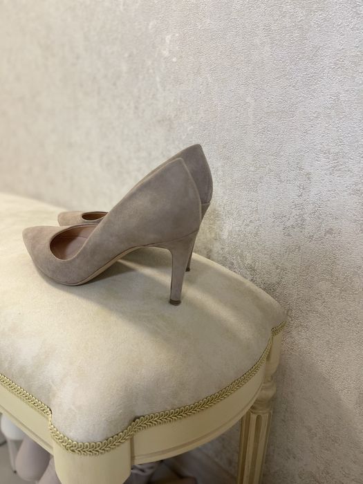 Жіночі туфлі натуральна замша 37 р. каблук 9 см стан нових