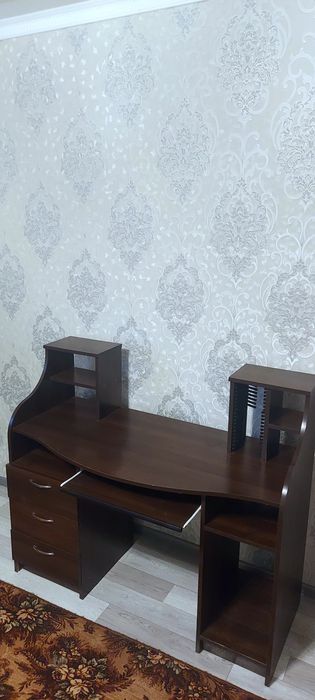 Комп'ютерний стіл
